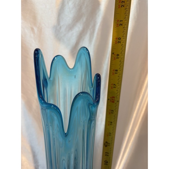 Vintage L.E. Smith Peacock Blue Swung 20 inches Wide Bottom Art Glass Vase - Picture 3 of 7
